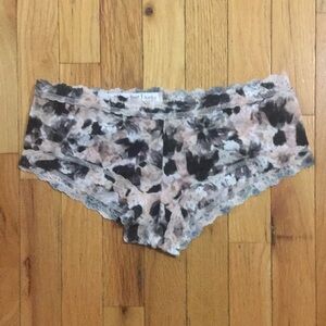 - NWOT Hanky Panky Signature lace boyshort panties. Medium. Abstract print